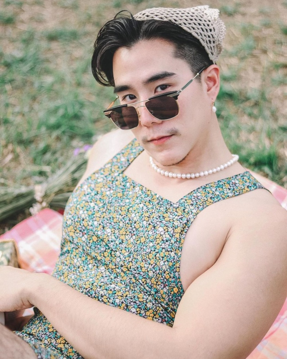 Váy là một trong những kiểu đồ ưa thích của Pataradanai. Anh chàng có đầy đủ các loại váy với nhiều màu sắc khác nhau.