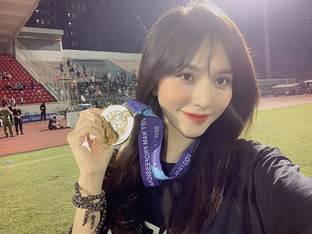 Gia Hân và Hoàng Đức đã bên nhau gần 3 năm nay. Mối tình "chị ơi, em yêu anh" của họ từ lâu đã nhận được rất nhiều sự ngưỡng mộ trong làng bóng đá.