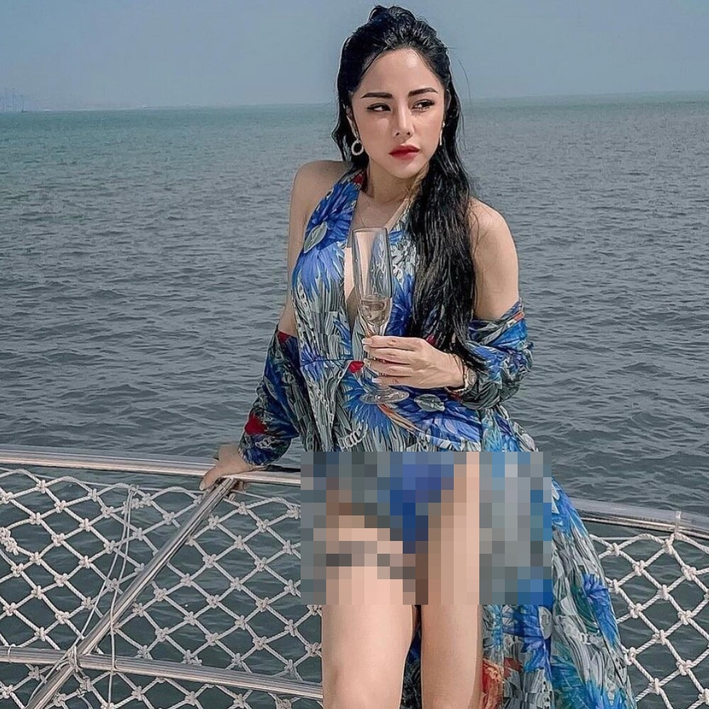 Mới đây, Huỳnh Anh háo hức khoe ảnh đi du lịch cùng bạn gái trên trang cá nhân. Trong ảnh, cô nàng diện biniki hết sức quyến rũ trên du thuyền sang chảnh cùng người thân.