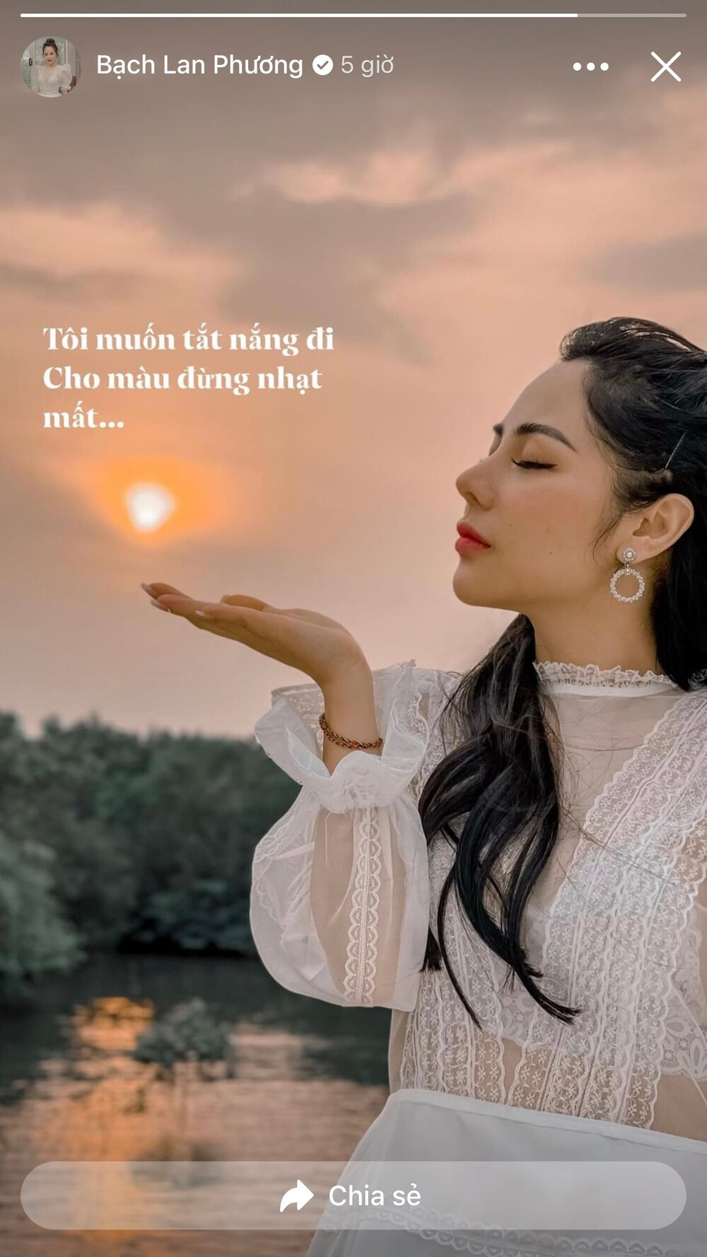 Về phía nữ MC, cô nàng có vẻ như không quan tâm đến mọi lời bàn tán của dư luận.