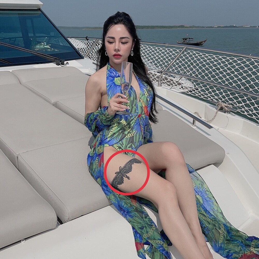 Cụ thể, nhiều người đã vào ảnh của MC Bạch Lan Phương và để lại bình luận kém duyên về cô nàng, đặc biệt họ để ý đến hình xăm khá tovà cho rằng nó "kém duyên".