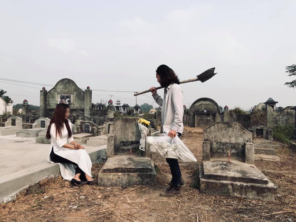 Từ trang phục cô dâu mặc áo dài trắng, chú rể mặc bộ đồ quần jean áo sơ mi tay cầm cuốc kèm theo một bọc xương cũng đủ khiến làm dân tình thấy rợn người.