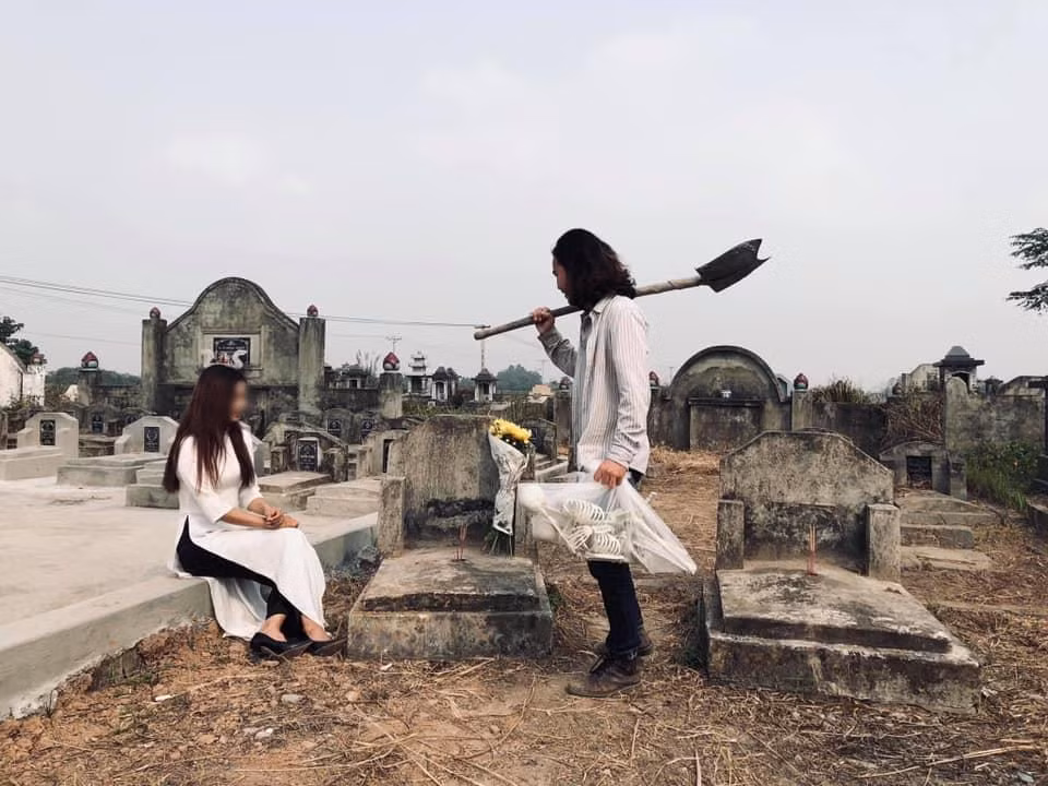 Từ trang phục cô dâu mặc áo dài trắng, chú rể mặc bộ đồ quần jean áo sơ mi tay cầm cuốc kèm theo một bọc xương cũng đủ khiến làm dân tình thấy rợn người.