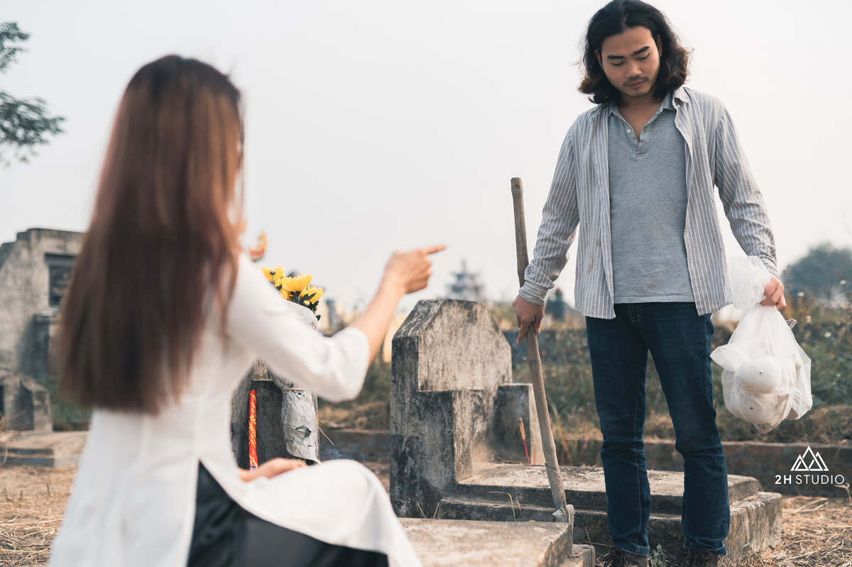 Mặc dù có nhiều kiểu ảnh mang cảm giác âm u, ghê rợn khiến người ta liên tưởng đến khung cảnh nơi yên nghỉ của người đã khuất nhưng đọc câu chuyện của 2 nhân vật chính lại lôi cuốn vô cùng.