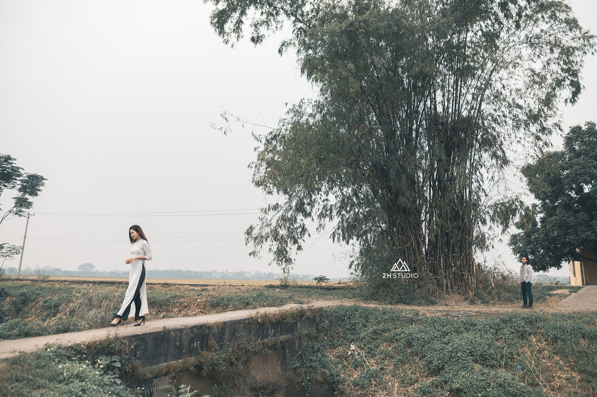 Bộ ảnh cũng được ekip thực hiện ở 1 nghĩa trang Sơn Tây - bởi đây là nơi lần đầu cô dâu, chú rể gặp nhau.