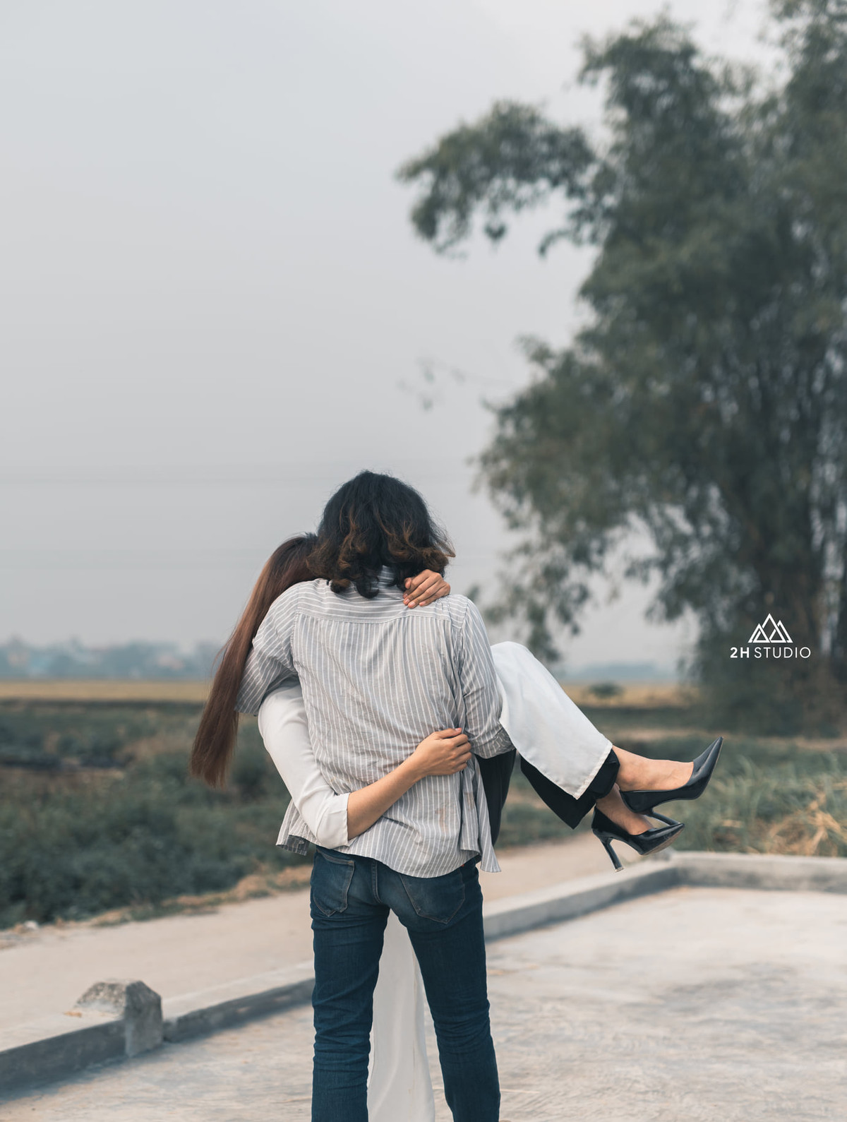 Được biết, cặp đôi vốn dĩ quen biết và gặp gỡ nhau ở chính nghĩa trang, khi cô dâu tới đây để tảo mộ, chú rể thì làm nghề quản trang. Từ đây, mọi người đã nảy ra ý tưởng dựa vào tình huống gặp nhau của cả hai, thêm thắt vài chi tiết để bộ ảnh thêm phần hấp dẫn.