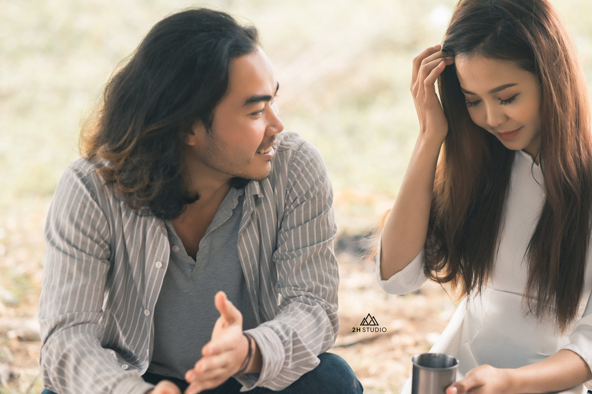 Bức ảnh đã nhận về khá nhiều ý kiến trái chiều, nhưng phía ê-kíp cũng khẳng định rằng họ không hề mạo phạm những người đã khuất, ngôi mộ được chọn chụp ảnh cũng là mộ không tên.