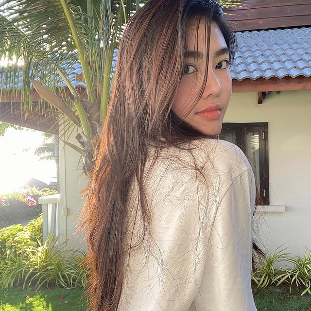 Được biết gái xinh 2K1 này đã có trong tay biệt thự 30 tỷ đồng, xe Porsche siêu sang xịn và còn cả loạt đồ hiệu đắt đỏ sau một năm làm mẫu ảnh.