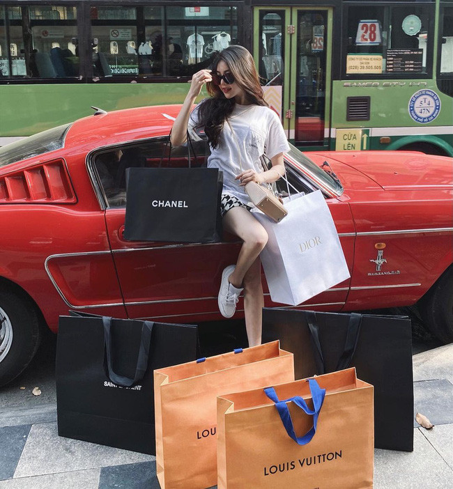 Trên mạng xã hội, Diệu Linh gần như chỉ đăng tải hình ảnh check-in ở những nhà hàng, khách sạn hoặc resort sang chảnh, còn về công việc hầu như là rất hiếm.