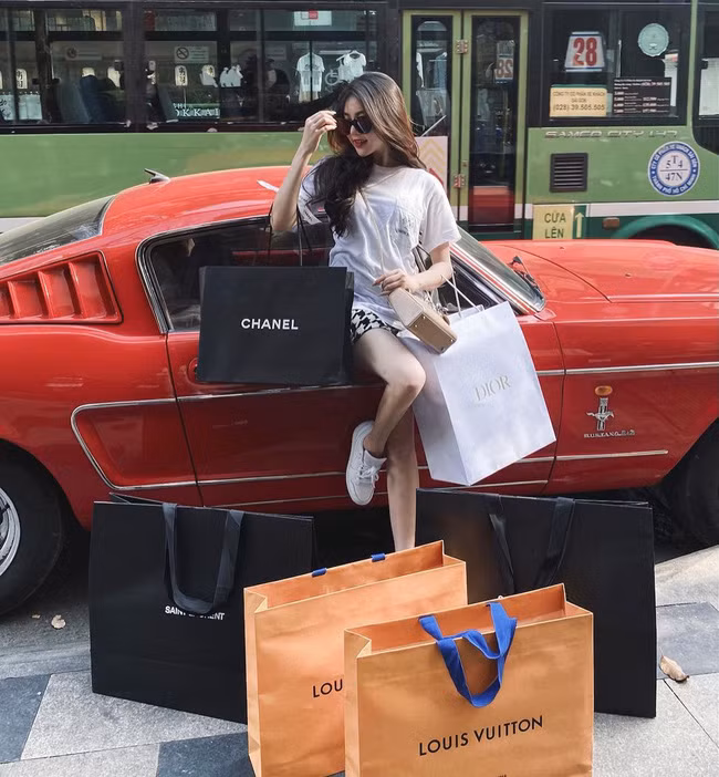 Trên mạng xã hội, Diệu Linh gần như chỉ đăng tải hình ảnh check-in ở những nhà hàng, khách sạn hoặc resort sang chảnh, còn về công việc hầu như là rất hiếm.