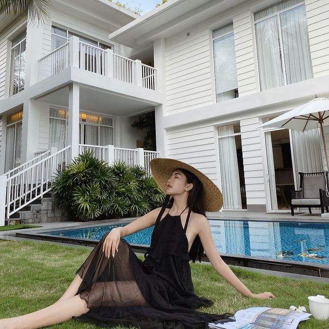 Mặc dù có vẻ đẹp chững chạc hơn so với tuổi thế nhưng cô nàng lại thể hiện được thần thái ngút ngàn và cực kỳ sang chảnh.