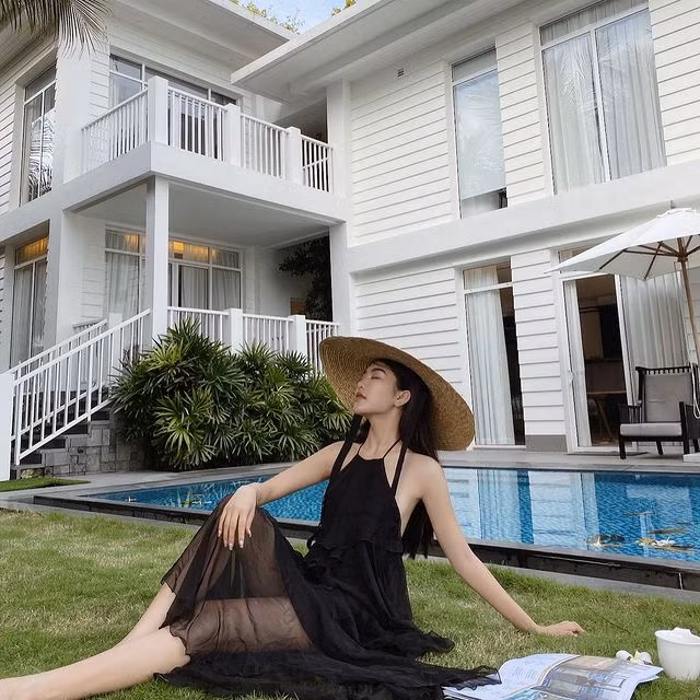 Mặc dù có vẻ đẹp chững chạc hơn so với tuổi thế nhưng cô nàng lại thể hiện được thần thái ngút ngàn và cực kỳ sang chảnh.