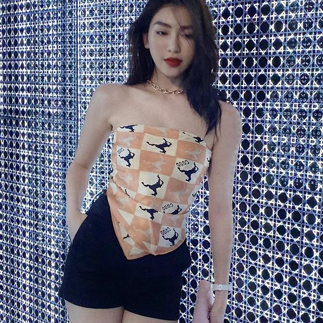 Thông tin cô nàng sinh năm 2001 này đang sở hữu một căn biệt thự trị giá 30 tỷ cùng nhiều tài sản giá trị như siêu xe Porsche, túi xách hàng hiệu, mỹ phẩm đắt tiền,... khiến nhiều người hoài nghi.