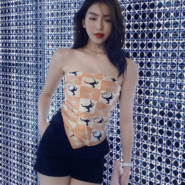 Thông tin cô nàng sinh năm 2001 này đang sở hữu một căn biệt thự trị giá 30 tỷ cùng nhiều tài sản giá trị như siêu xe Porsche, túi xách hàng hiệu, mỹ phẩm đắt tiền,... khiến nhiều người hoài nghi.