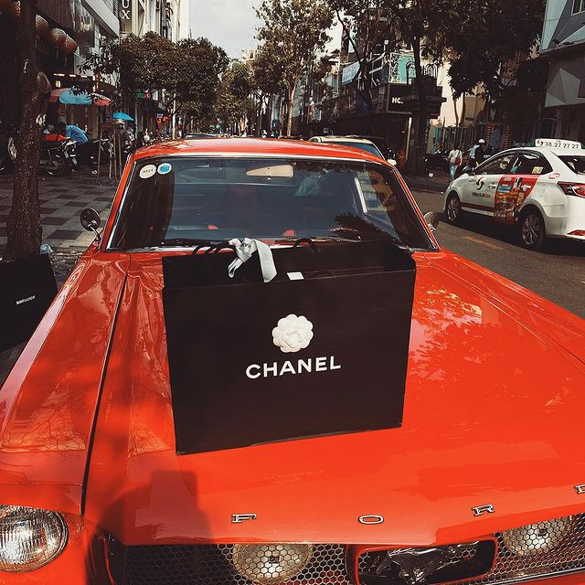 Diệu Linh thường xuyên đập hộp những món quà đắt tiền. Được biết cô nàng đang sở hữu siêu xe.