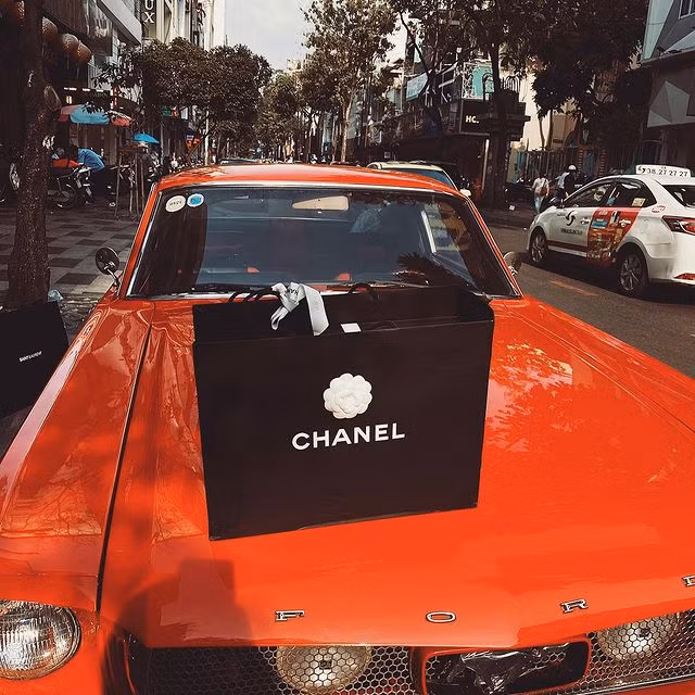 Diệu Linh thường xuyên đập hộp những món quà đắt tiền. Được biết cô nàng đang sở hữu siêu xe.