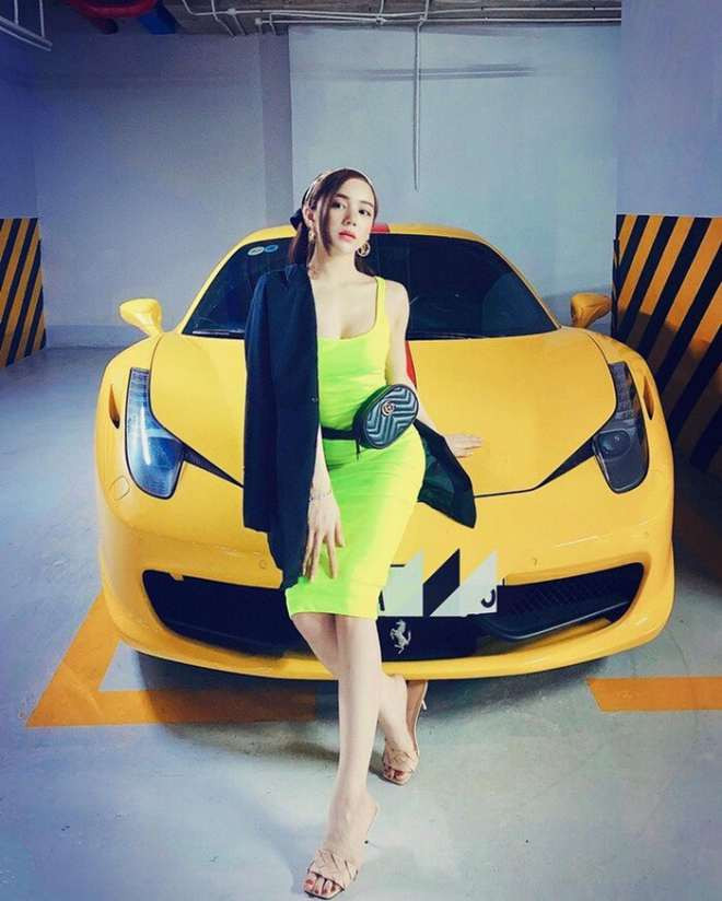 Thời gian gần đây, cô nàng thường xuyên đăng tải hình ảnh về cuộc sống sanh chảnh trên trang cá nhân.