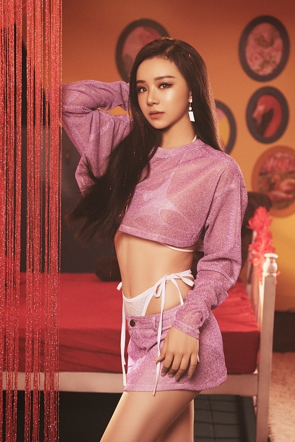 Trong một bài phỏng vấn, Nhã Tiên từng chia sẻ sẽ thành công hơn Chi Pu trong lĩnh vực âm nhạc. Cô còn tự tin mình có ngoại hình, hình thể, giọng hát nhỉnh hơn đàn chị.