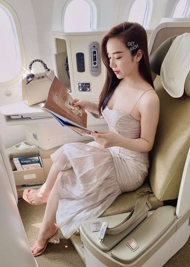 Bên cạnh đó, 10X còn khoe bộ sưu tập túi hàng hiệu đắt đỏ. Ảnh: Facebook nhân vật