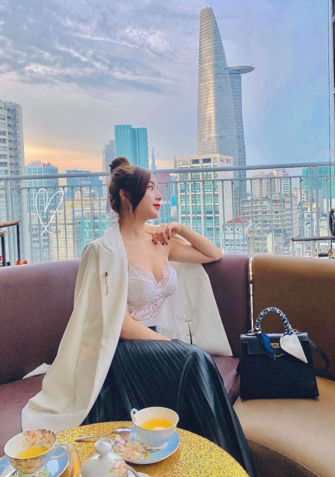 Cô thường xuyên check-in ở nhiều địa điểm sang trọng như các thành phố du lịch, nghỉ dưỡng tại các khu khách sạn cao cấp.