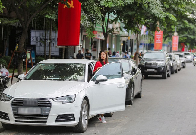 Ngoài bất động sản, Midu còn là tay chơi hàng hiệu và xe sang.