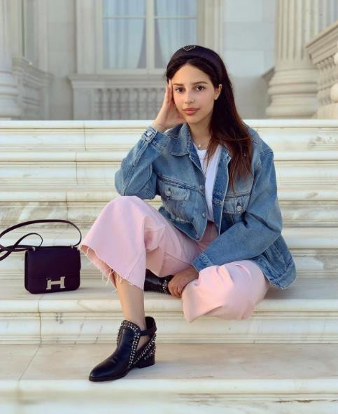 Khi Diana Manasir được điểm cao thì sẽ được thưởng những chuyến du lịch vòng quanh thế giới.