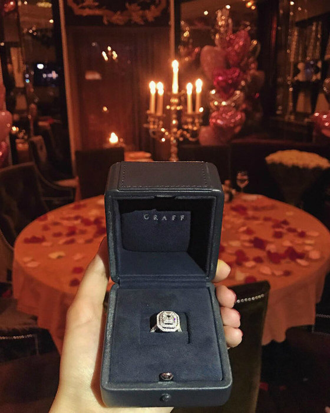 Được biết, vào sinh nhật 17 tuổi, cô đã được doanh nhân Rostislav Bagirov 25 tuổi ngỏ lời cầu hôn với chiếc nhẫn cầu hôn có giá lên đến 20 triệu rúp (hơn 6 tỷ VND theo tỷ giá hiện tại).