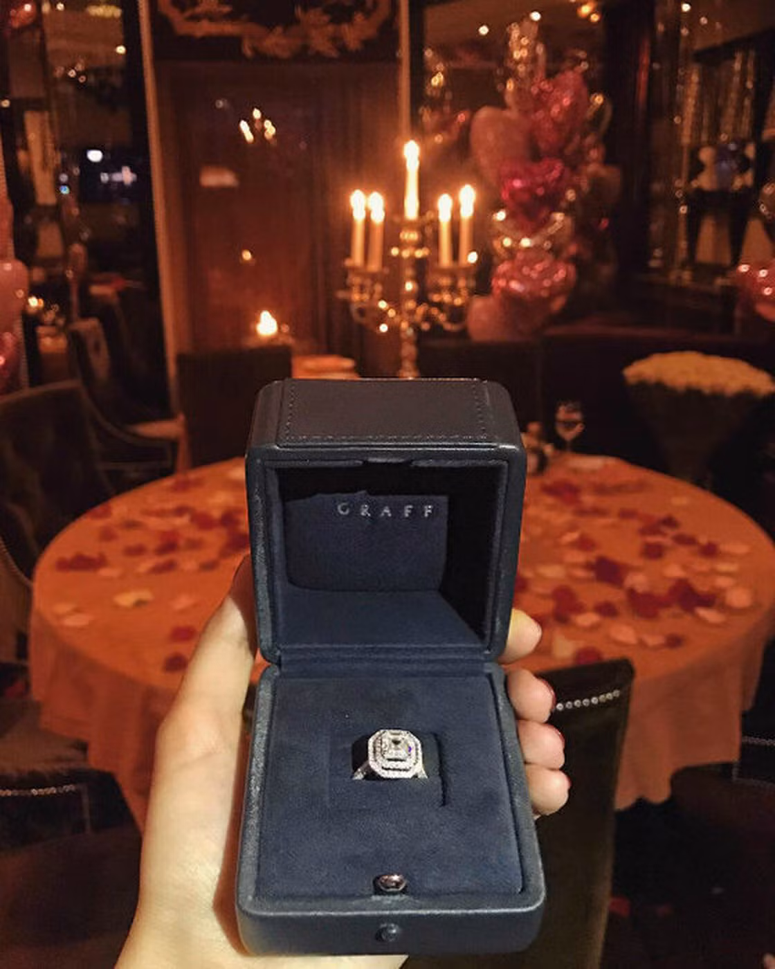 Được biết, vào sinh nhật 17 tuổi, cô đã được doanh nhân Rostislav Bagirov 25 tuổi ngỏ lời cầu hôn với chiếc nhẫn cầu hôn có giá lên đến 20 triệu rúp (hơn 6 tỷ VND theo tỷ giá hiện tại).