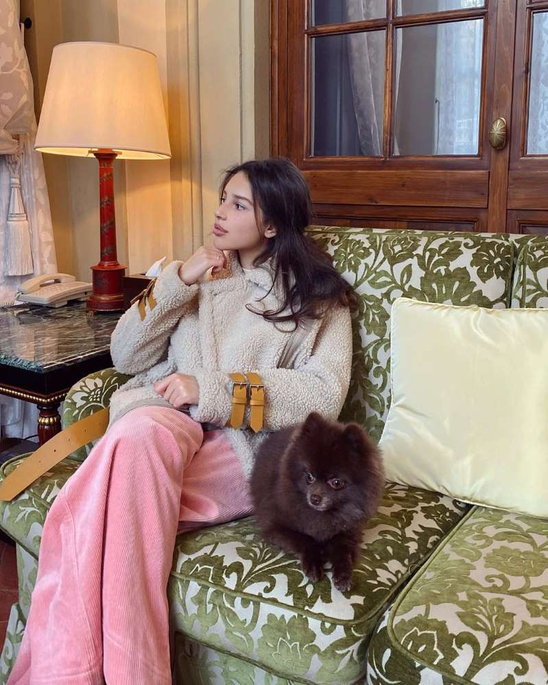 Ngoài ra vì do gia đình giàu có và nổi tiếng nên người bố tỷ phú luôn hạn chế cho con gái uống rượu hoặc tham dự các buổi tiệc tùng để tránh khỏi những thị phi không đáng có.