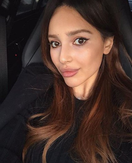 Cô nàng cũng sở hữu tài khoản Instagram có hơn 300 nghìn người theo dõi nhờ gu ăn mặc sang chảnh. Ảnh: Internet