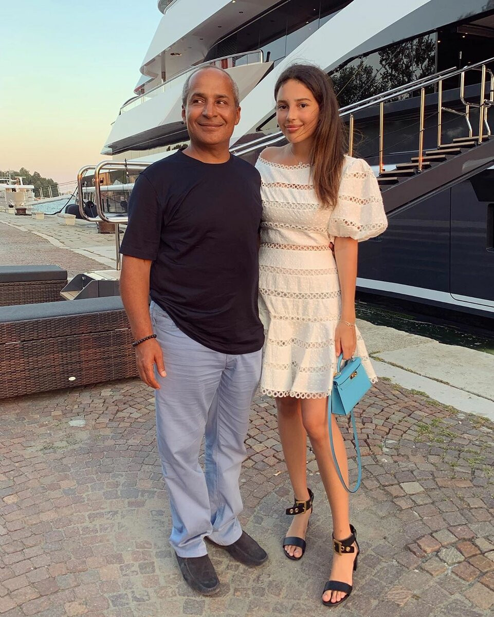 Diana Manasir được biết đến là ái nữ nhà tỷ phú người Nga Ziyad Manasir, ông là ông trùm dầu mỏ, là cái tên uy tín luôn xuất hiện trong bảng xếp hạng những người giàu có nhất do tạp chí Forbes bình chọn từ năm 2009 cho đến nay.