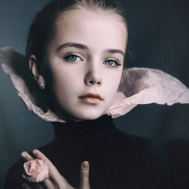 Anna Grudina sinh năm 2004 tại Belarus từng gây ấn tượng mạnh với công chúng nhờ vẻ ngoài xinh xắn, trong trẻo cùng đôi mắt "hút hồn" ngay từ khi còn 9 tuổi. Nhờ sở hữu nhan sắc xuất thần nên Anna Grudina được mệnh danh là " mẫu nhí xinh nhất thế giới".