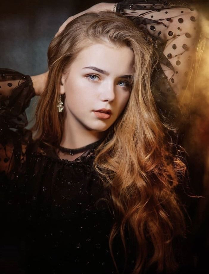 Dù nhận được nhiều lời mời đầu quân về các công ty người mẫu chuyên nghiệp, Anna đã từ chối để tập trung vào việc học và chỉ nhận show diễn khi có thời gian.