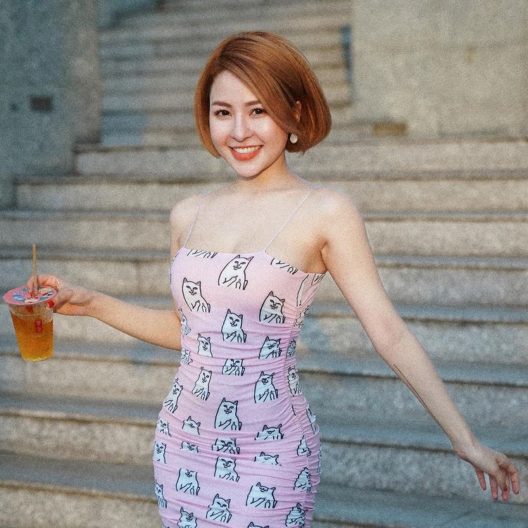 Mới đây trên trang cá nhân, hot girl Trâm Anh đã đăng tải hình ảnh nóng bỏng của bản thân để chào đón tuổi 25. Trong bài chia sẻ, cô nàng mong rằng tuổi mới sẽ khiến cô nàng càng tự tin và bao dung hơn, có thể tha thứ cho những người làm mình tổn thương ngày trước.