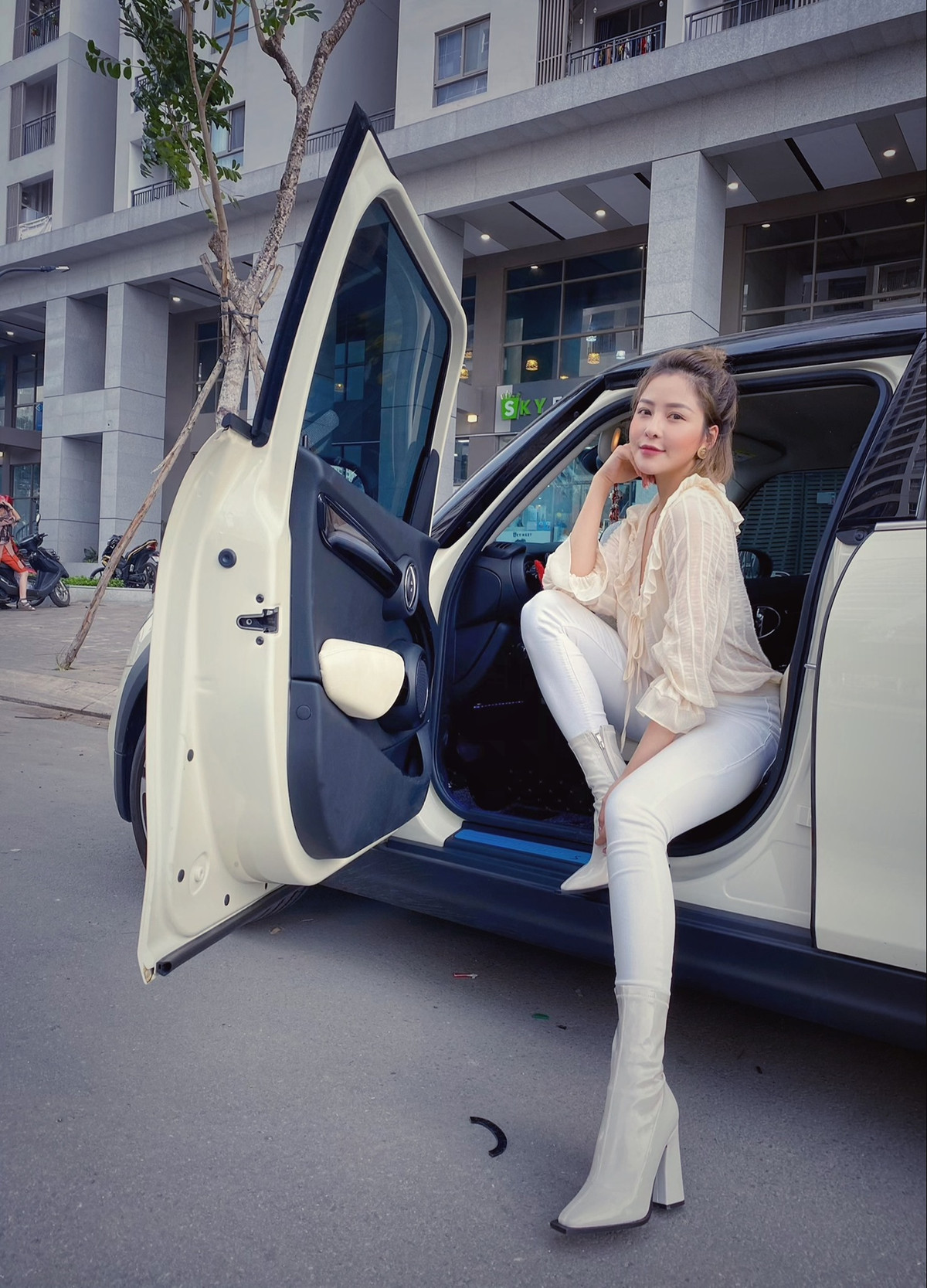 Ở thời điểm hiện tại, cô ngày càng xinh đẹp và quyến rũ, sống cuộc sống sang chảnh với đồ hiệu và xế hộp. Ảnh: Facebook nhân vật