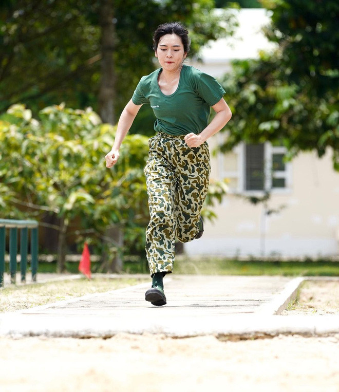 Đặc biệt chương trình Sao Nhập Ngũ tuy đã phát sóng được 1 tháng nhưng với Vân và các thành viên tham gia thì chỉ mới có 1 ngày. Chính vì điều này mà Khánh Vân mong muốn mọi người có cái nhìn thoáng hơn dành cho cô và đón nhận sự thay đổi của cô vào thời gian tới.