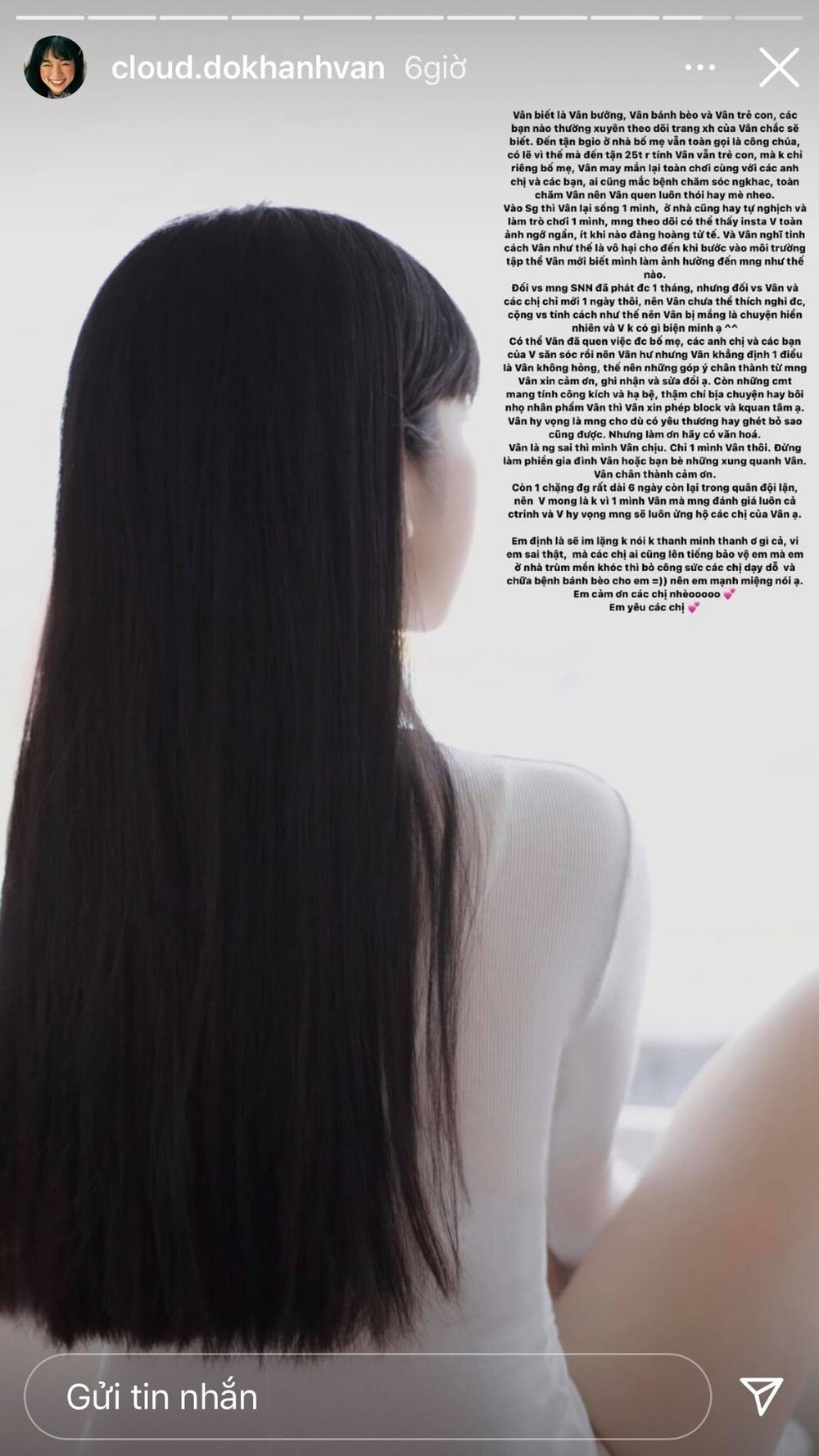 Thái độ này của Khánh Vân đã khiến nhiều cư dân mạng bất bình chỉ trích thái độ "công chúa" này của cô. Đối mặt với nhiều chỉ trích, Trà Long của "Mắt Biếc" đã chia sẻ một tâm sự dài trên Instagram. Cô nàng đã giải thích với khán giả rằng tính cách của mình có phần hơi trẻ con, bánh bèo và thường xuyên nhận được sự quan tâm của người khác nên thường quen thói mè nheo. Ảnh: Chụp màn hình