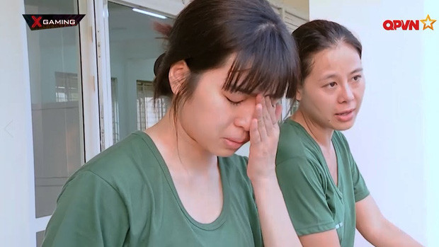 Mới nhất, hot girl Khánh Vân đã tỏ thái độ cố chấp khi Kỳ Duyên góp ý chuyện sinh hoạt tập thể. Sau đó cô nàng còn khóc nức nở vì cho rằng mọi người đang đổ lỗi cho mình về chuyện Dương Hoàng Yến phải tắm muộn. Ảnh: Cắt từ chương trình