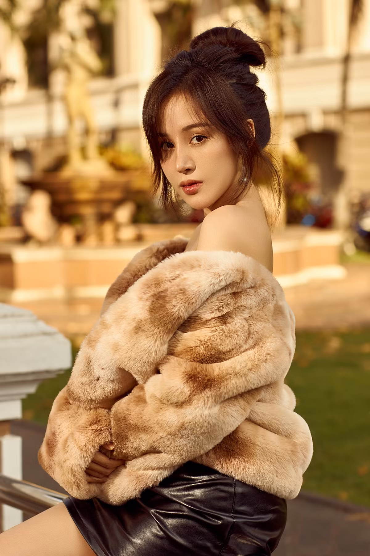 Màn tái xuất này của nàng hot girl bất ngờ nhận được rất nhiều lời khen ngợi cả về nhan sắc lẫn phong cách của cô.