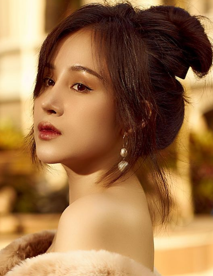 Không chỉ kín đáo hơn trong cuộc sống cũng như phong cách ăn mặc, bà Tưng không còn "nổi loạn" bằng những phát ngôn sốc. Ảnh: Facebook nhân vật