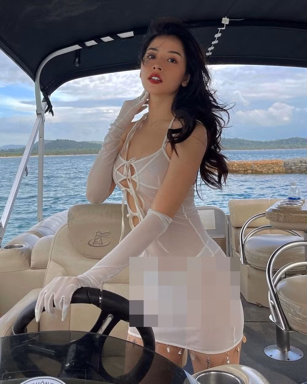 Cặp chị em Ngọc Trinh - Chi Pu thời gian gần đây luôn xuất hiện đầy gợi cảm trong các bộ ảnh mới của mình. Dù gây ra nhiều tranh cãi nhưng hai người đẹp này vẫn chơi hết mình với loạt trang phục gợi cảm khiến cánh mày râu mê mệt.