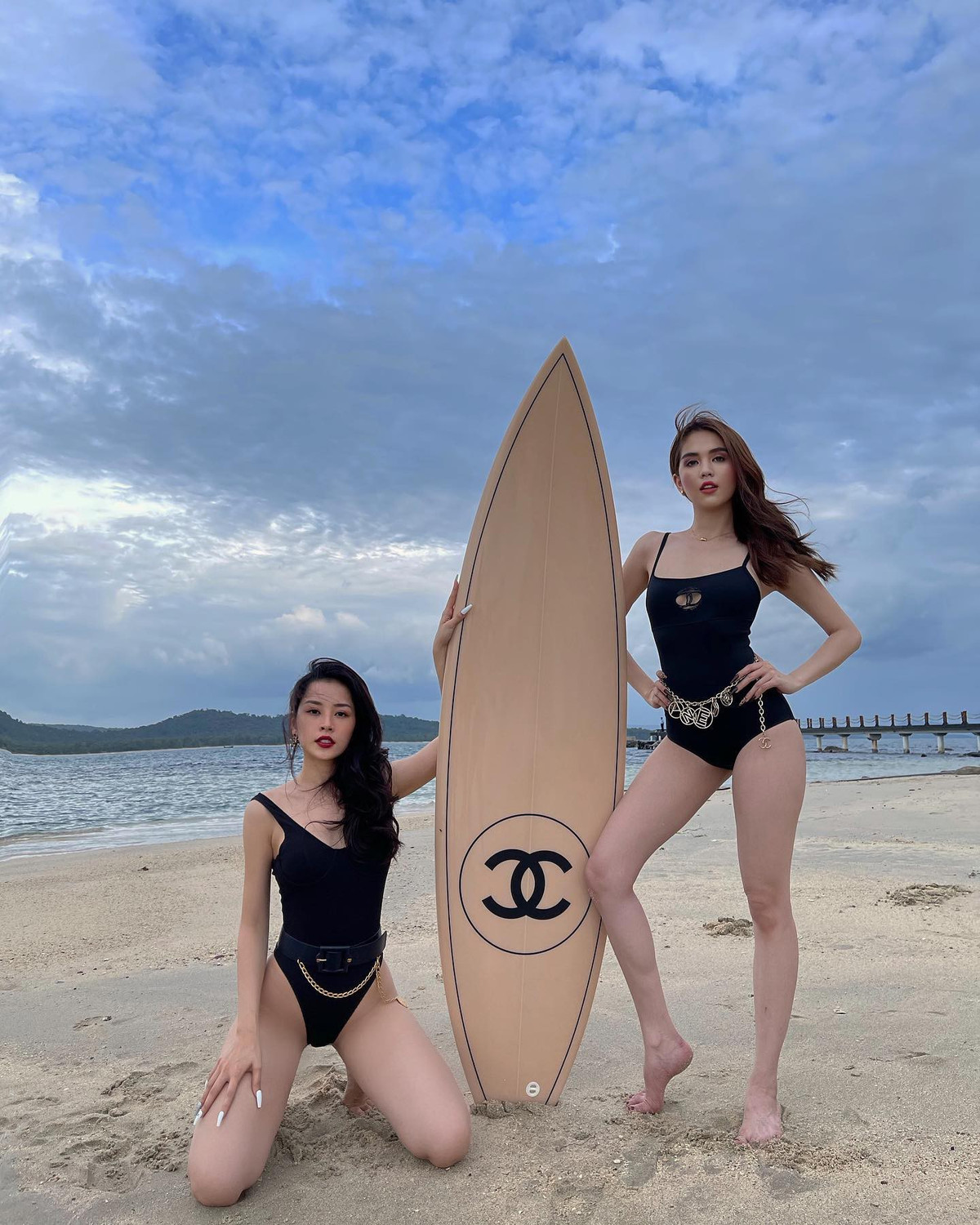 Cả Ngọc Trinh lẫn Chi Pu biết được lợi thế hình thể của mình nên rất tích cực khoe mình trong loạt items thiếu vải và hở táo bạo.