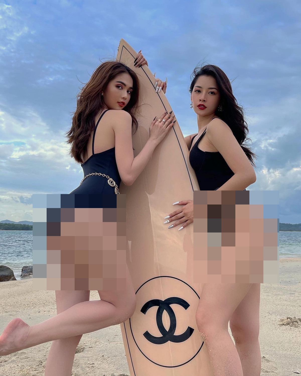 Nếu Chi Pu gây chú ý với thân hình nóng bỏng thì người chị Ngọc Trinh chuyên khoác lên mình thời trang hở bạo tôn vòng 1.