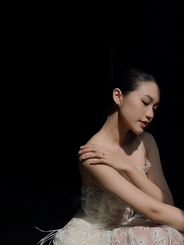 Trong những bức hình thời trang, Hải My cho thấy cách biểu cảm, tạo dáng tinh tế. Ảnh: Facebook, Instagram nhân vật