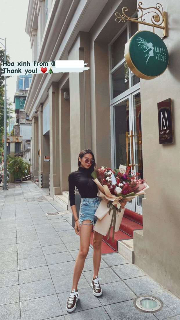 Đặc biệt là thời gian gần đây, nhiều cư dân mạng còn nhận xét trình chỉnh ảnh của Doãn Hải My càng ngày càng lên tay khi tấm nào nhìn cũng nuột nà. Điểm thu hút đáng chú ý nhất chính là đôi chân dài thẳng tắp không tì vết.