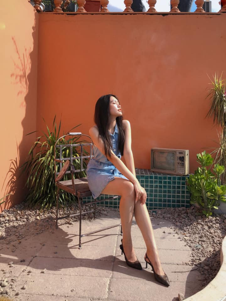 Điểm thu hút đáng chú ý nhất chính là đôi chân dài thẳng tắp không tì vết.