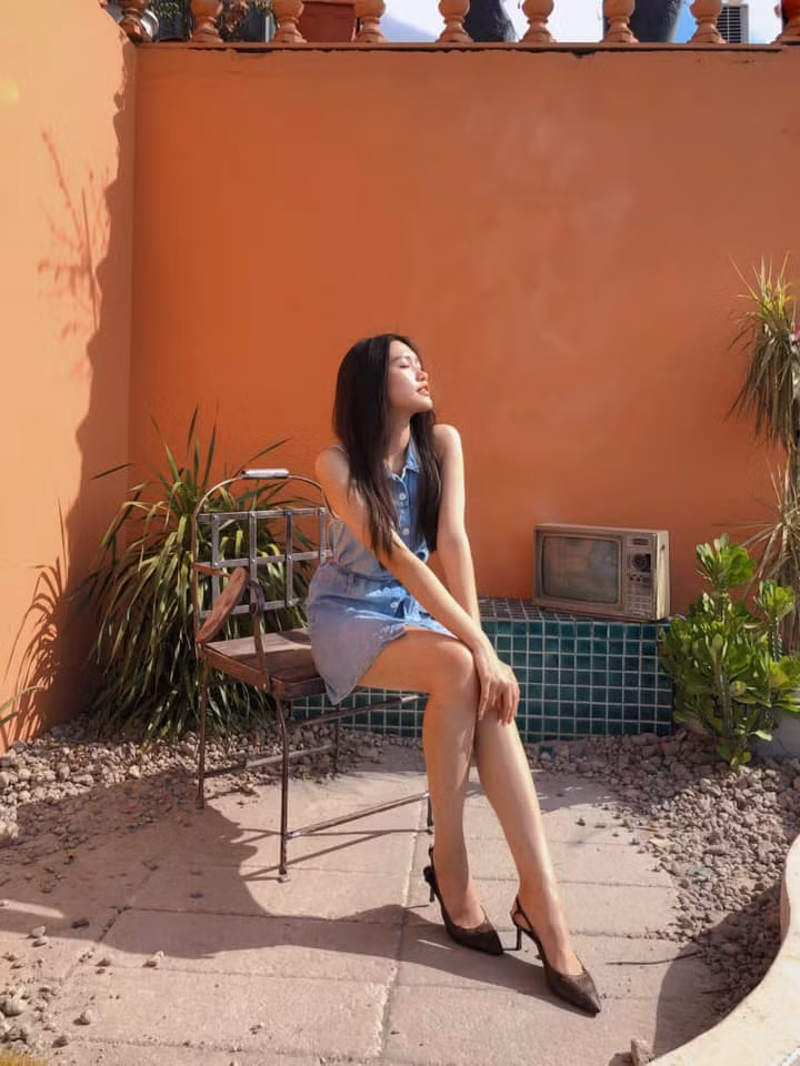 Điểm thu hút đáng chú ý nhất chính là đôi chân dài thẳng tắp không tì vết.