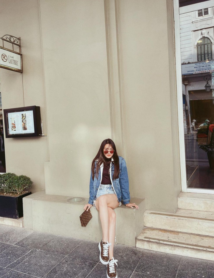 Đôi chân siêu dài trong mọi bức ảnh của Doãn Hải My đăng tải khiến dân tình trầm trồ.