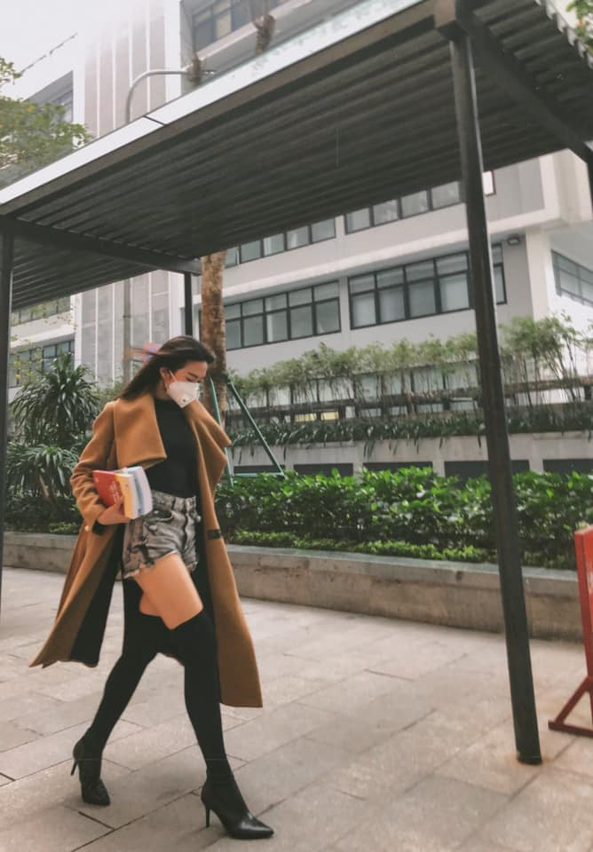 Người đẹp 19 tuổi luôn biết chọn trang phục để tôn lên vẻ đẹp mong manh, nhẹ nhàng, không cần kiểu cách.