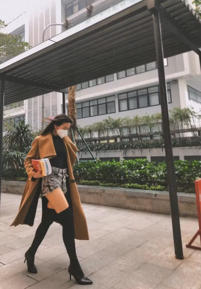 Người đẹp 19 tuổi luôn biết chọn trang phục để tôn lên vẻ đẹp mong manh, nhẹ nhàng, không cần kiểu cách.